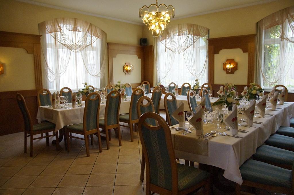 Ratskeller Thum Hotel Ngoại thất bức ảnh